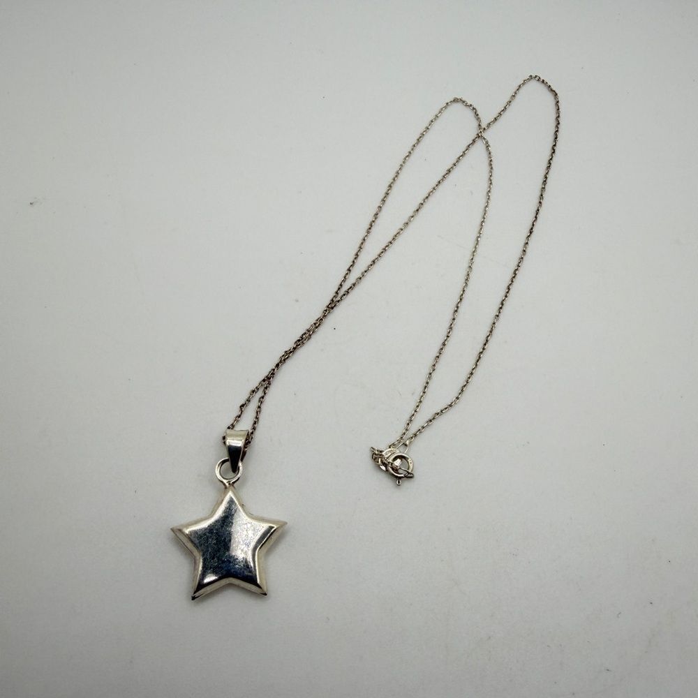 19" Sterling silver chain‎ and puffy star pendant necklace!